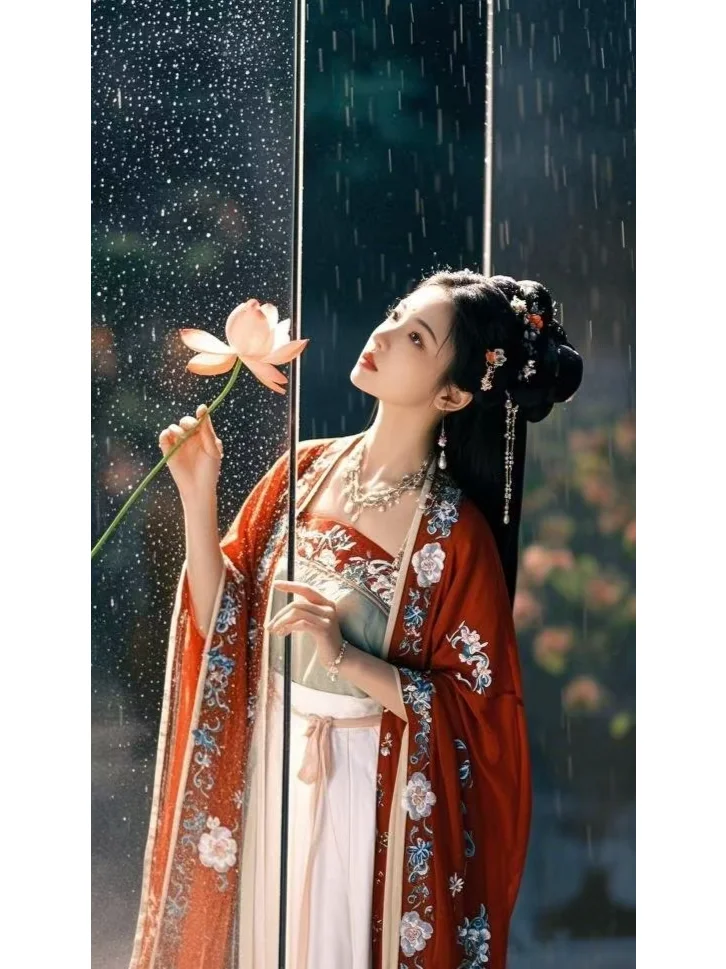 檐下听雨声，汉服美人抱花凝思