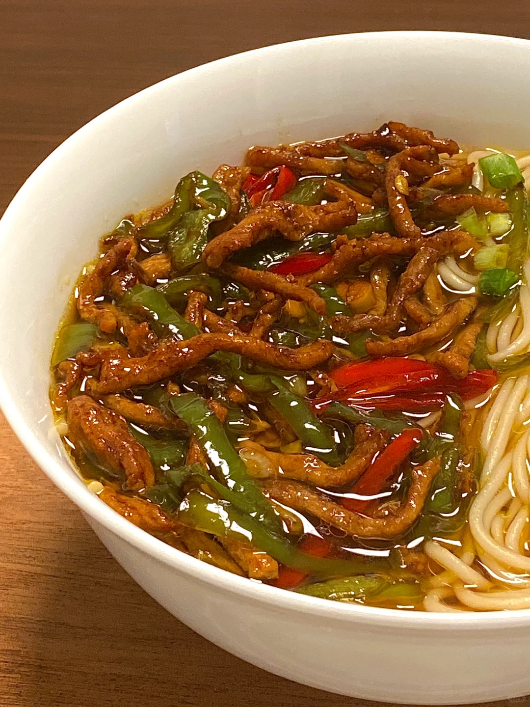 一人食吃什么｜双椒肉丝面！‍
