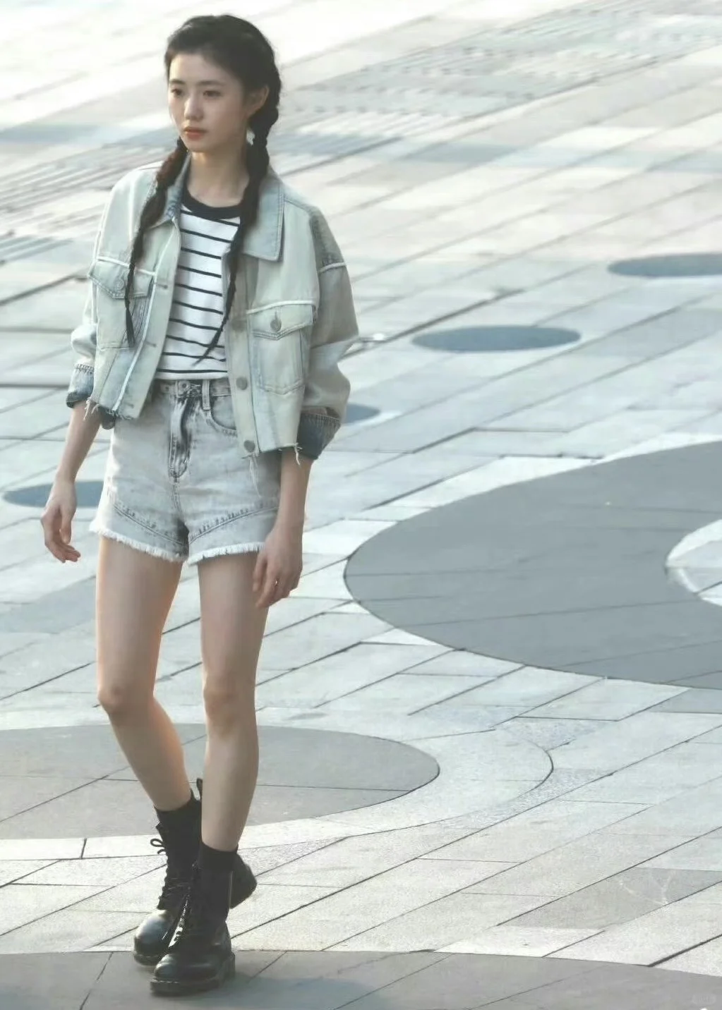直观形象地展现此女的神比例