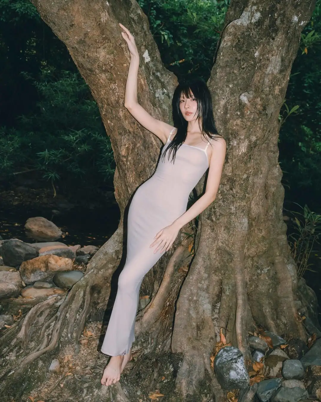 山林间被光眷顾的女孩