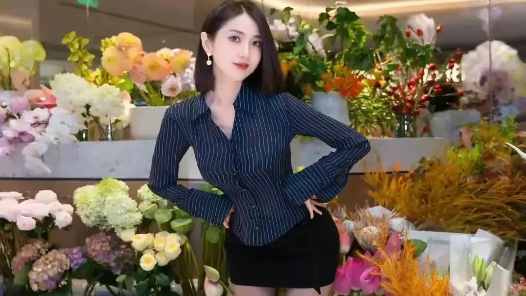 街角偶遇时尚Icon：黑丝袜长腿小姐姐成焦点，