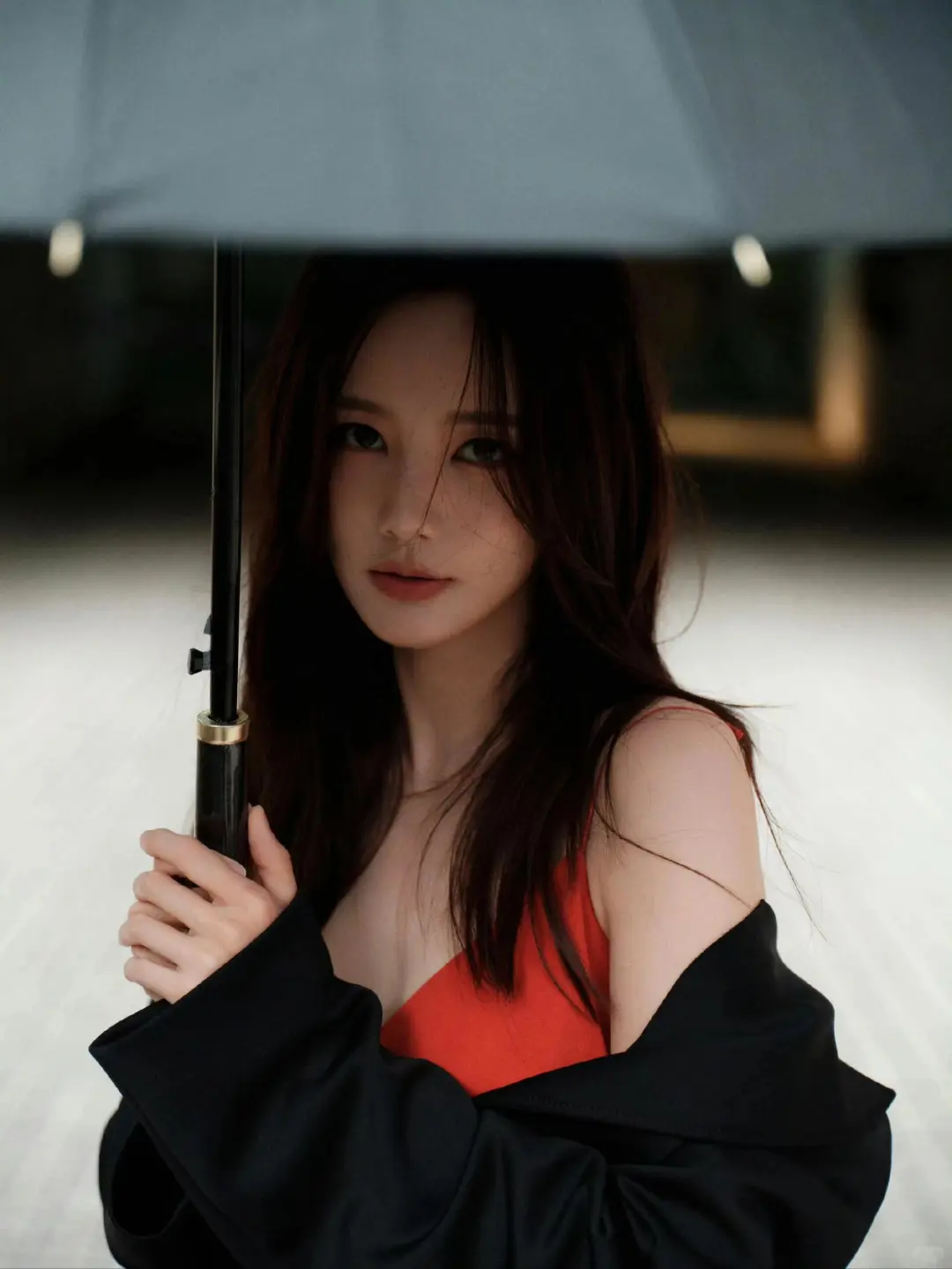 李一桐西装穿搭魅惑感十足，性感不失妩媚