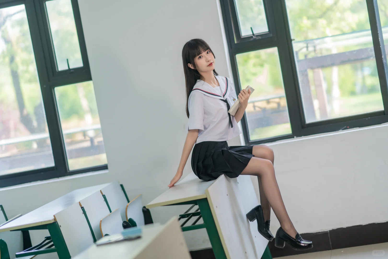 东焰大丨平平无奇的教室也可以拍JK制服写真