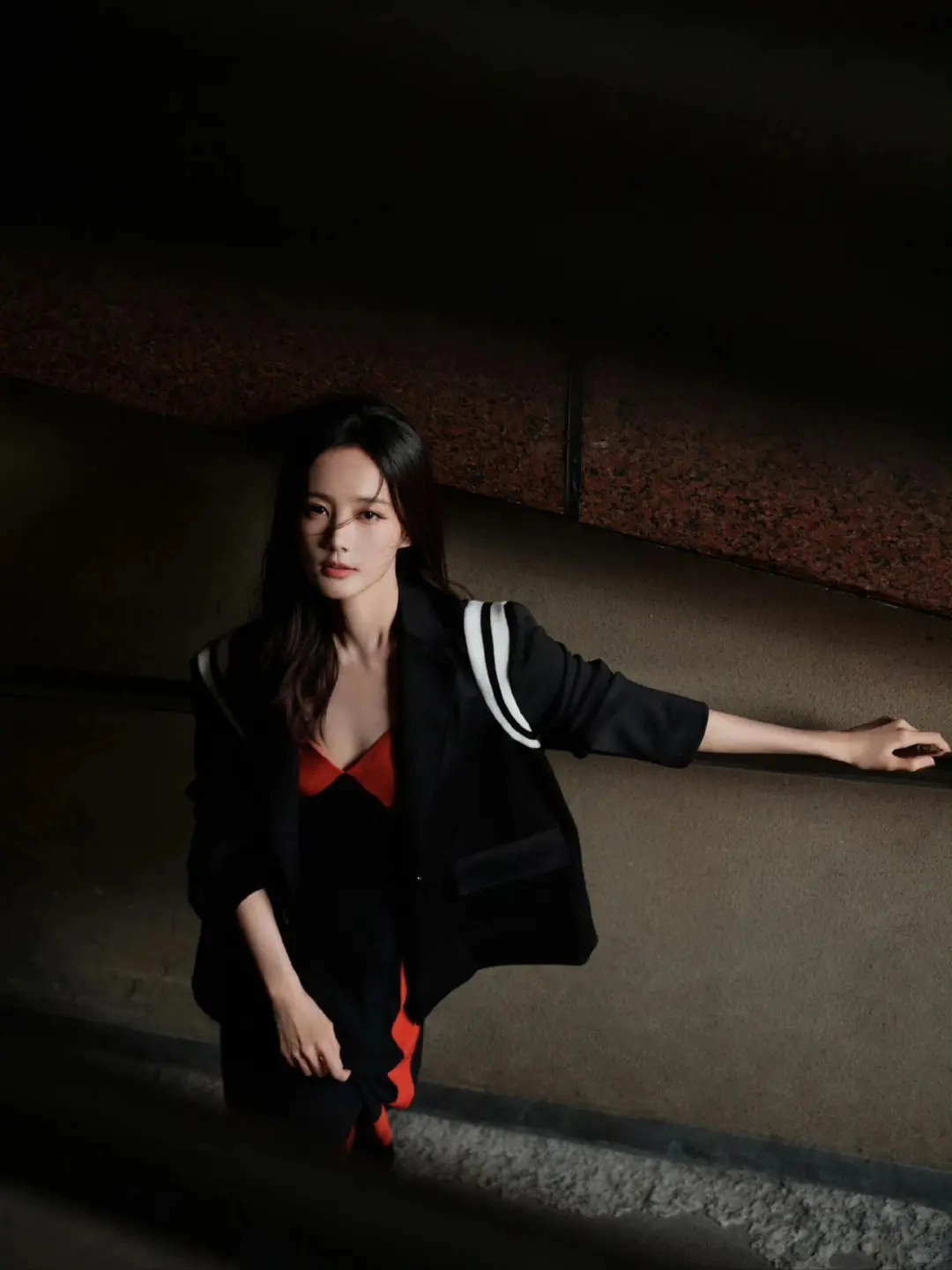 李一桐西装穿搭魅惑感十足，性感不失妩媚