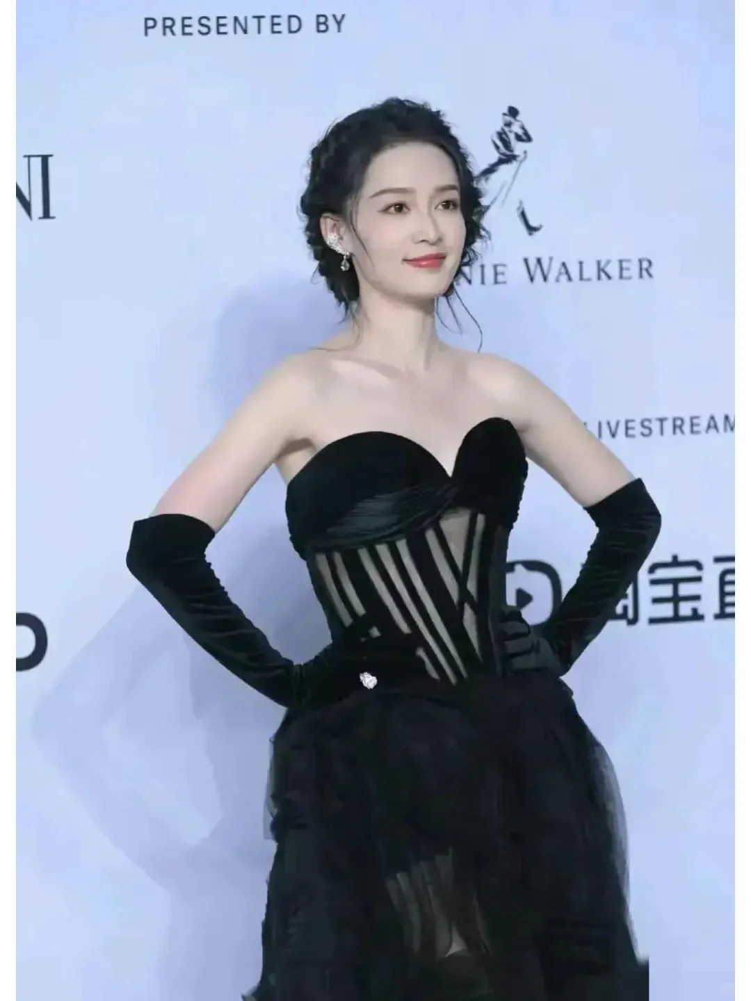 李沁黑丝透视裙造型惊艳亮相，尽显优雅魅力