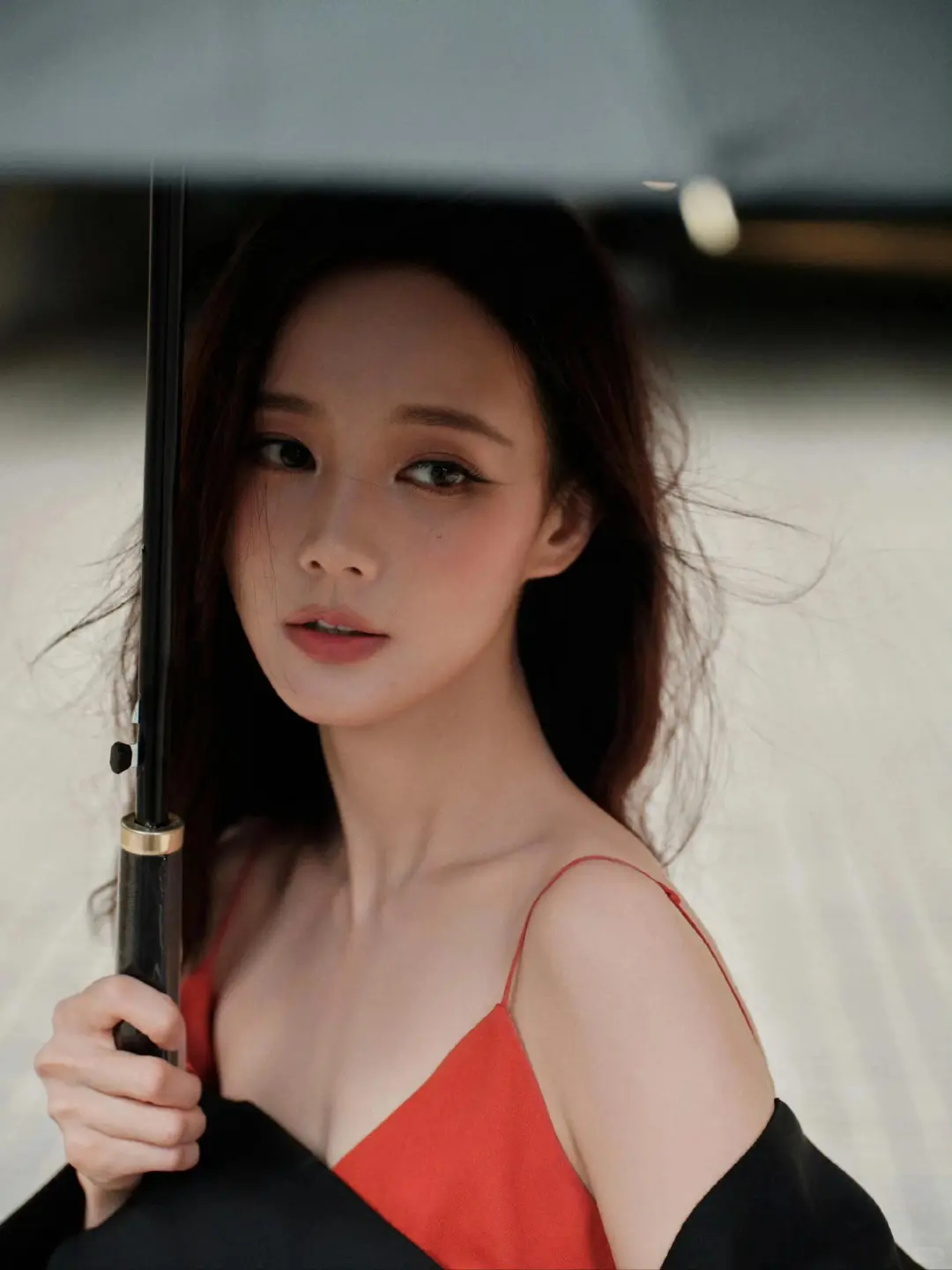 李一桐西装穿搭魅惑感十足，性感不失妩媚