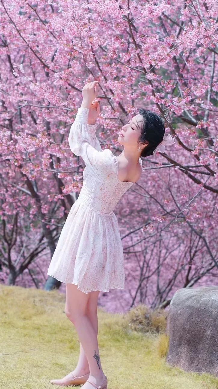 去给美女姐姐拍照咯