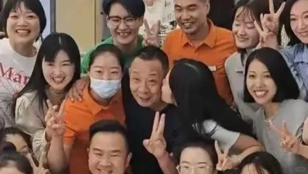 于东来合照事件升级！被女员工亲脸照曝光，评