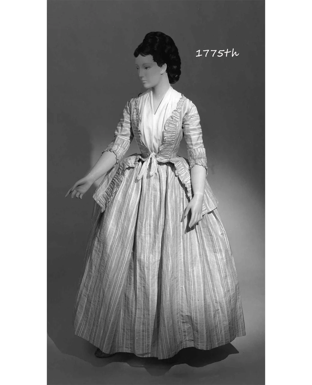1775年紧身胸衣礼服