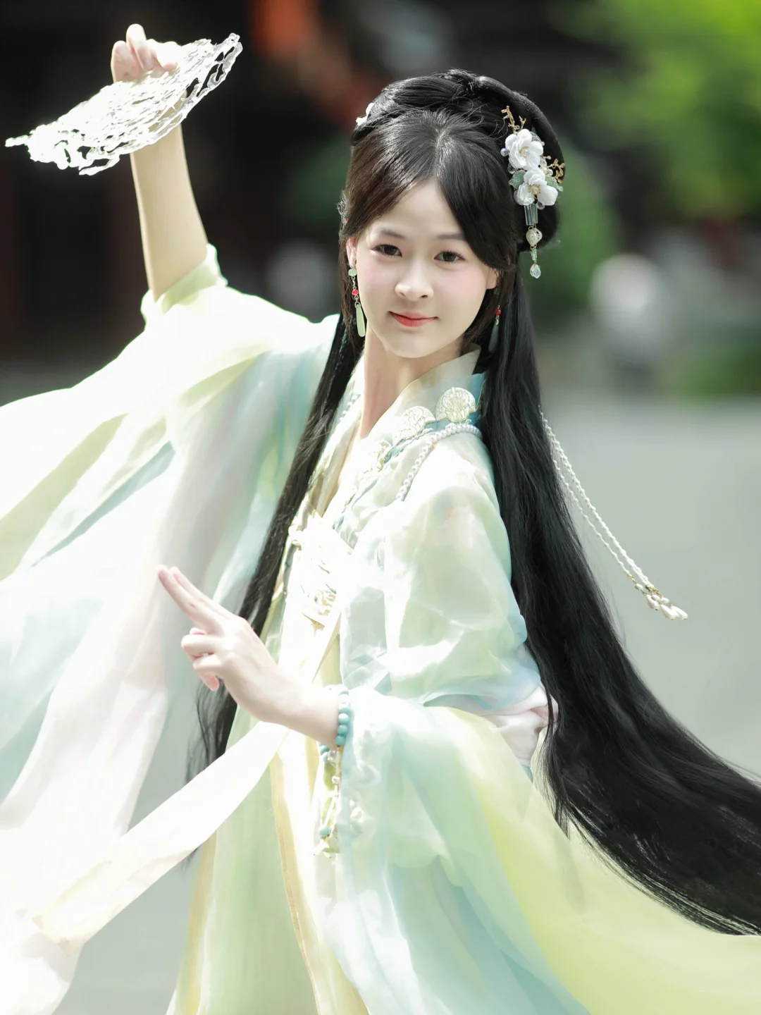 小说里十几岁亭亭玉立的少女在此刻具象化了