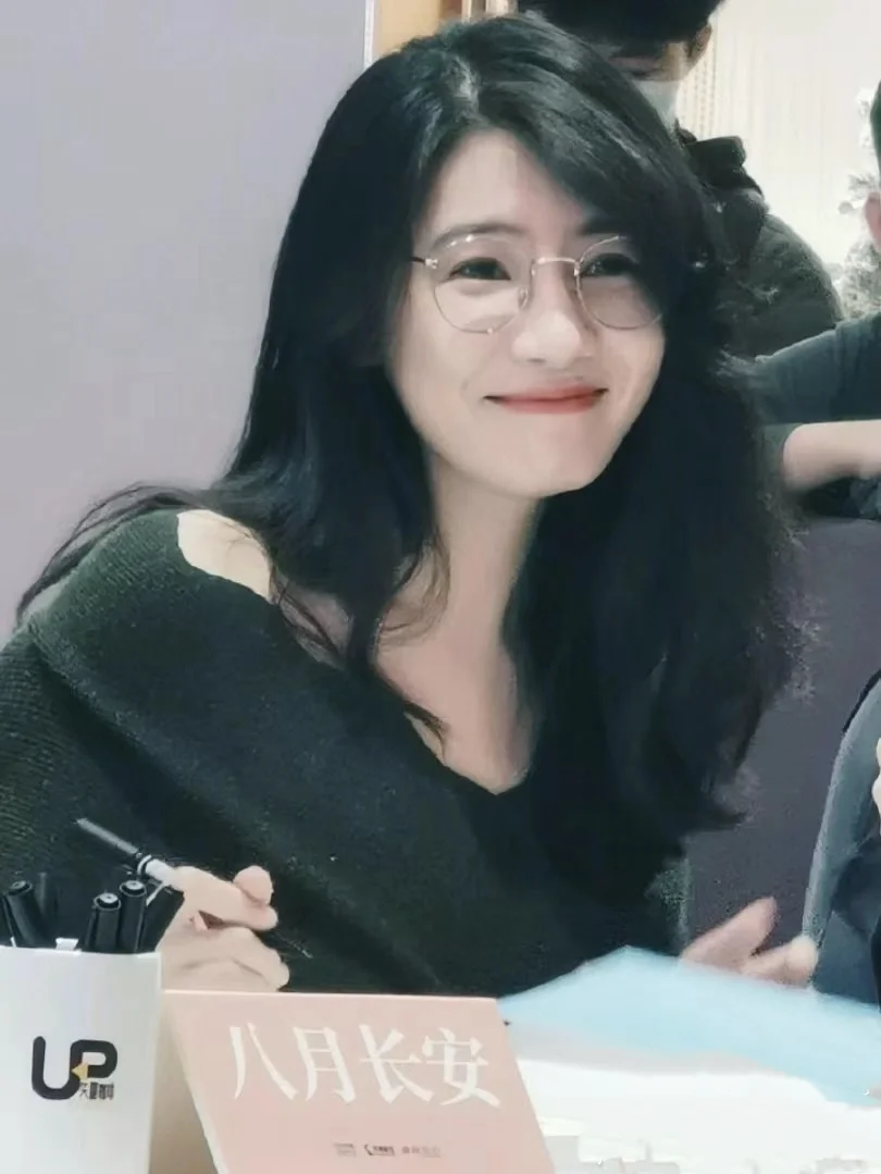 很多年前，她满足了我对女作家的所有想象