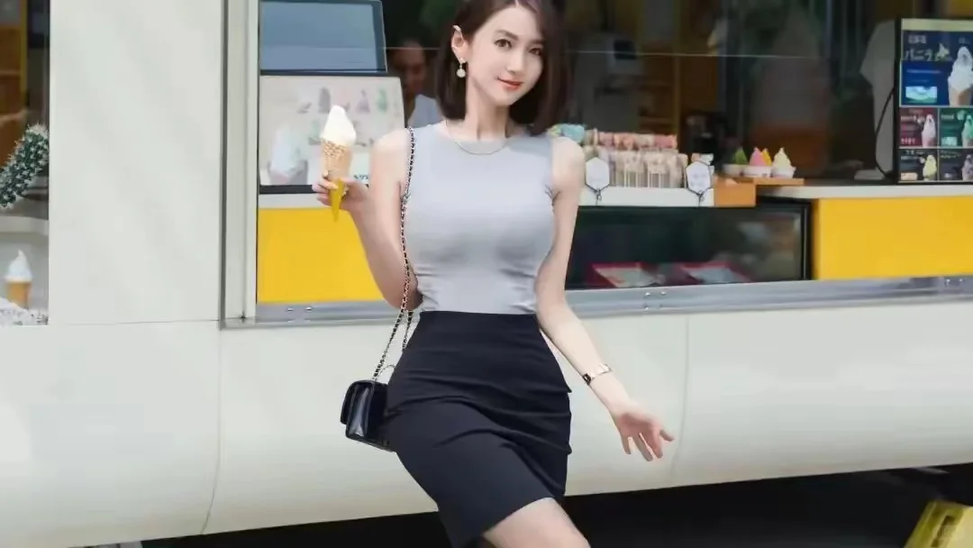 街角偶遇时尚Icon：黑丝袜长腿小姐姐成焦点，