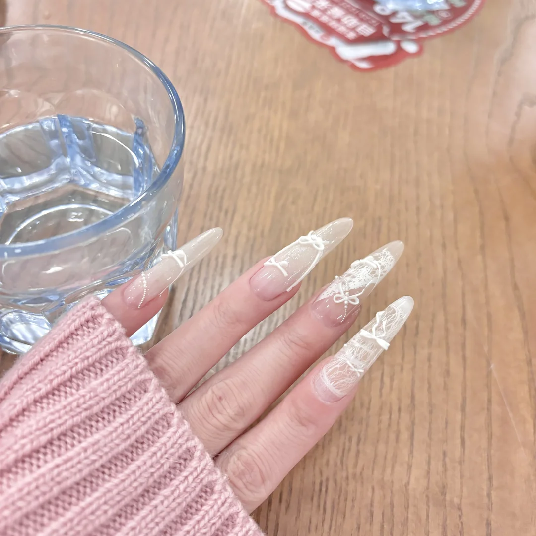 纯纯的蕾丝蝴蝶结美甲～