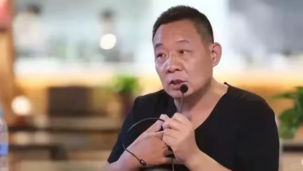 于东来合照事件升级！被女员工亲脸照曝光，评