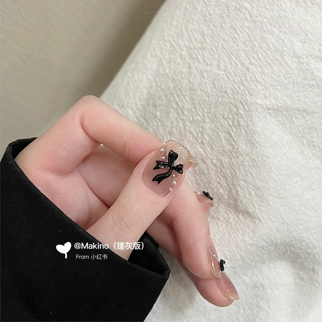 爆闪猫眼look夏日清冷纯欲风显白短甲