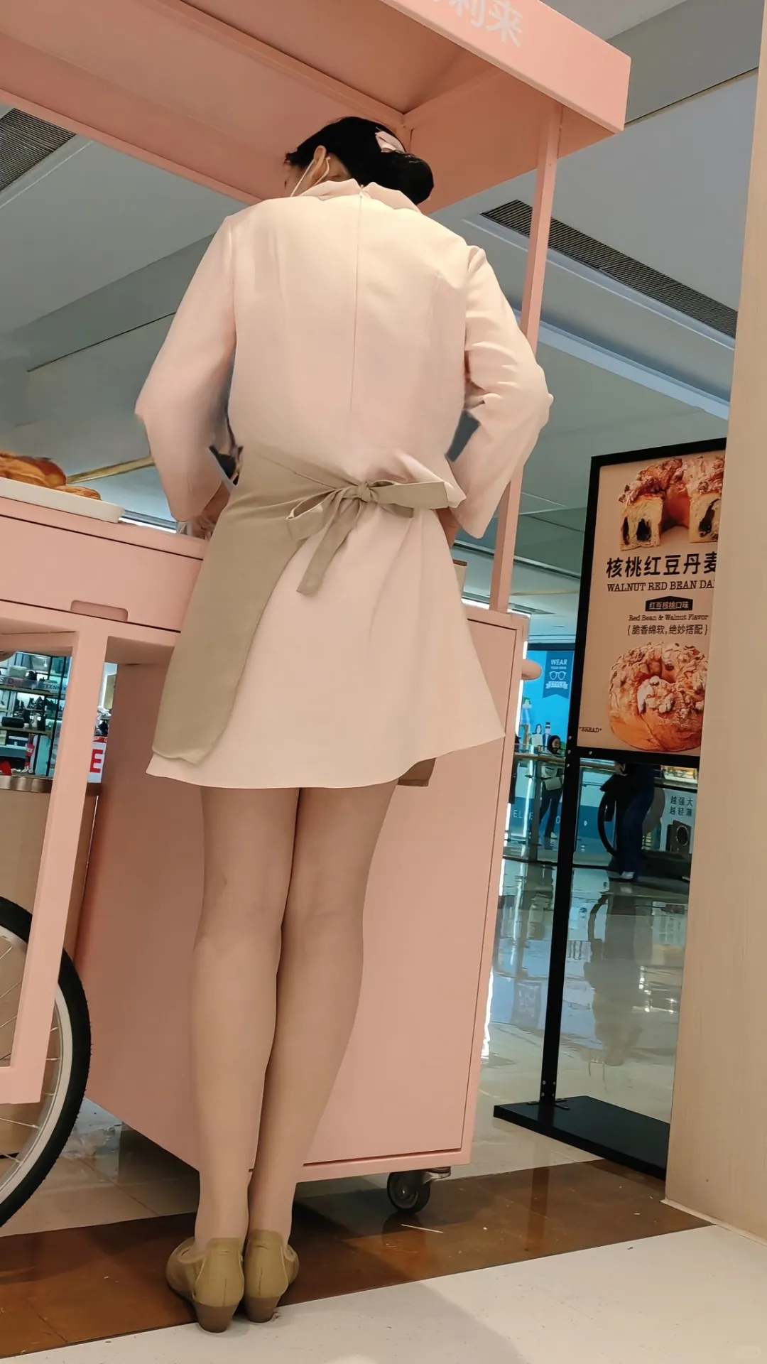 有人说好利来小姐姐是空乘淘汰下来的？
