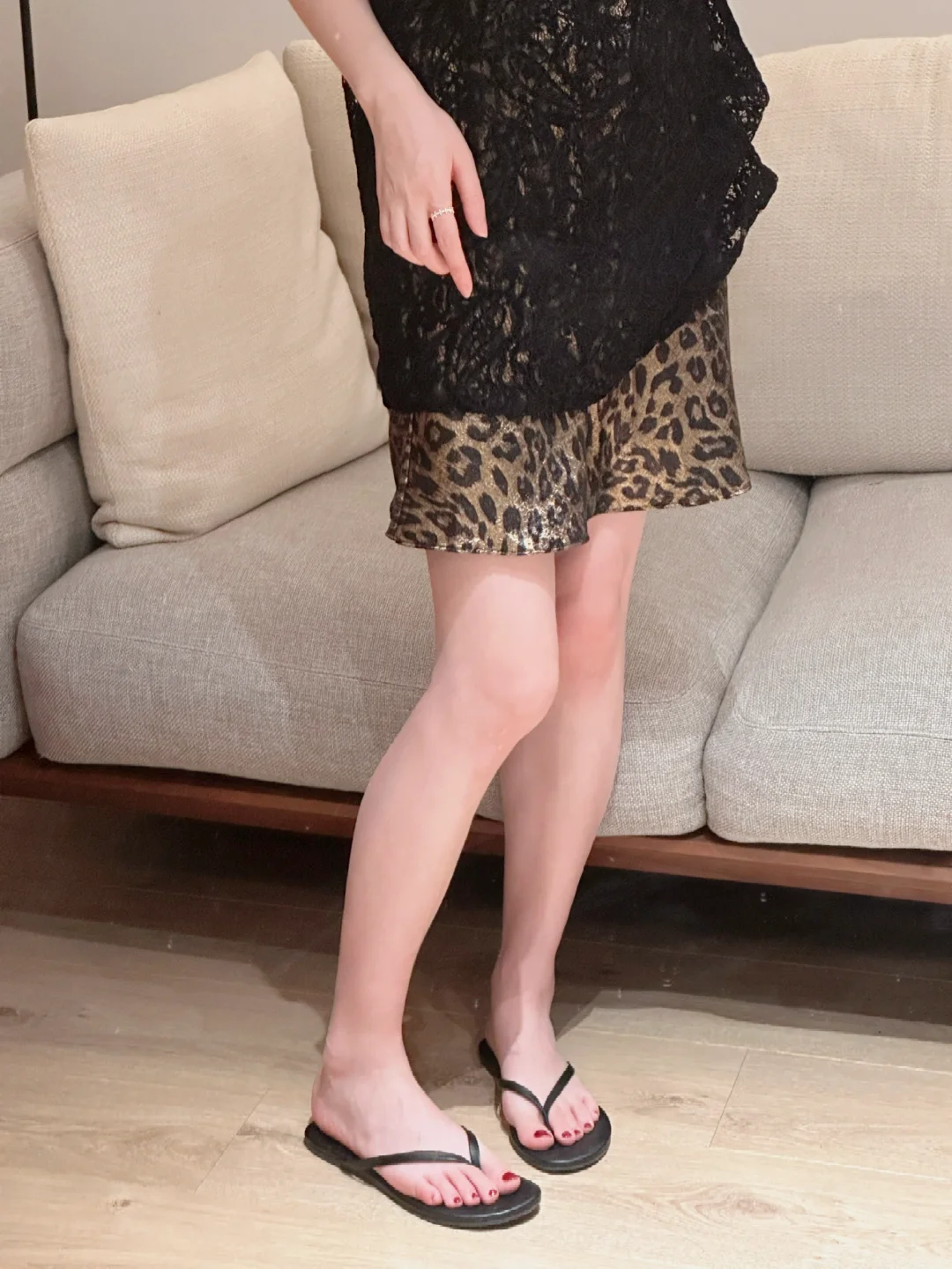 黑色蕾丝上衣➕豹纹短裙新look，真的妙～