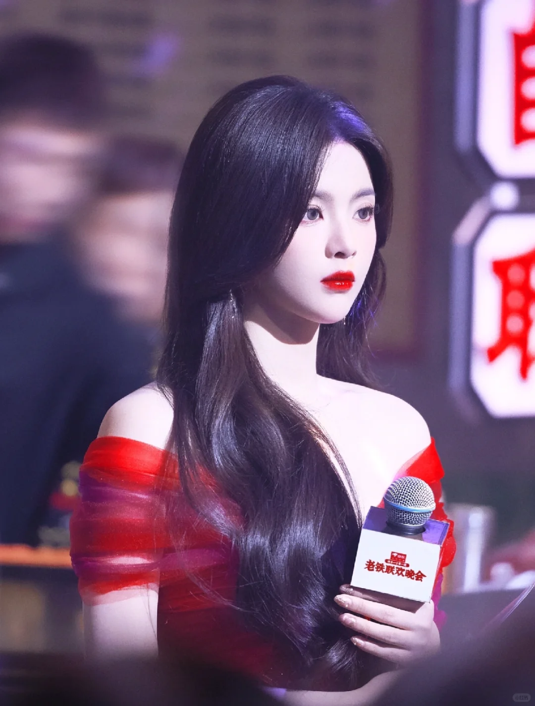 红裙造型好明艳～