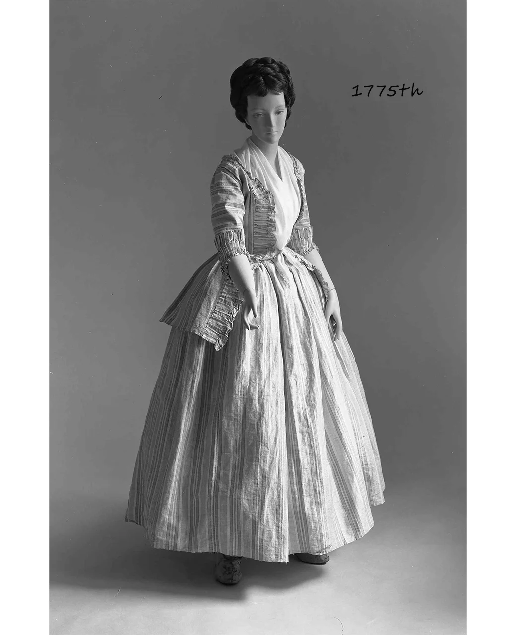 1775年紧身胸衣礼服