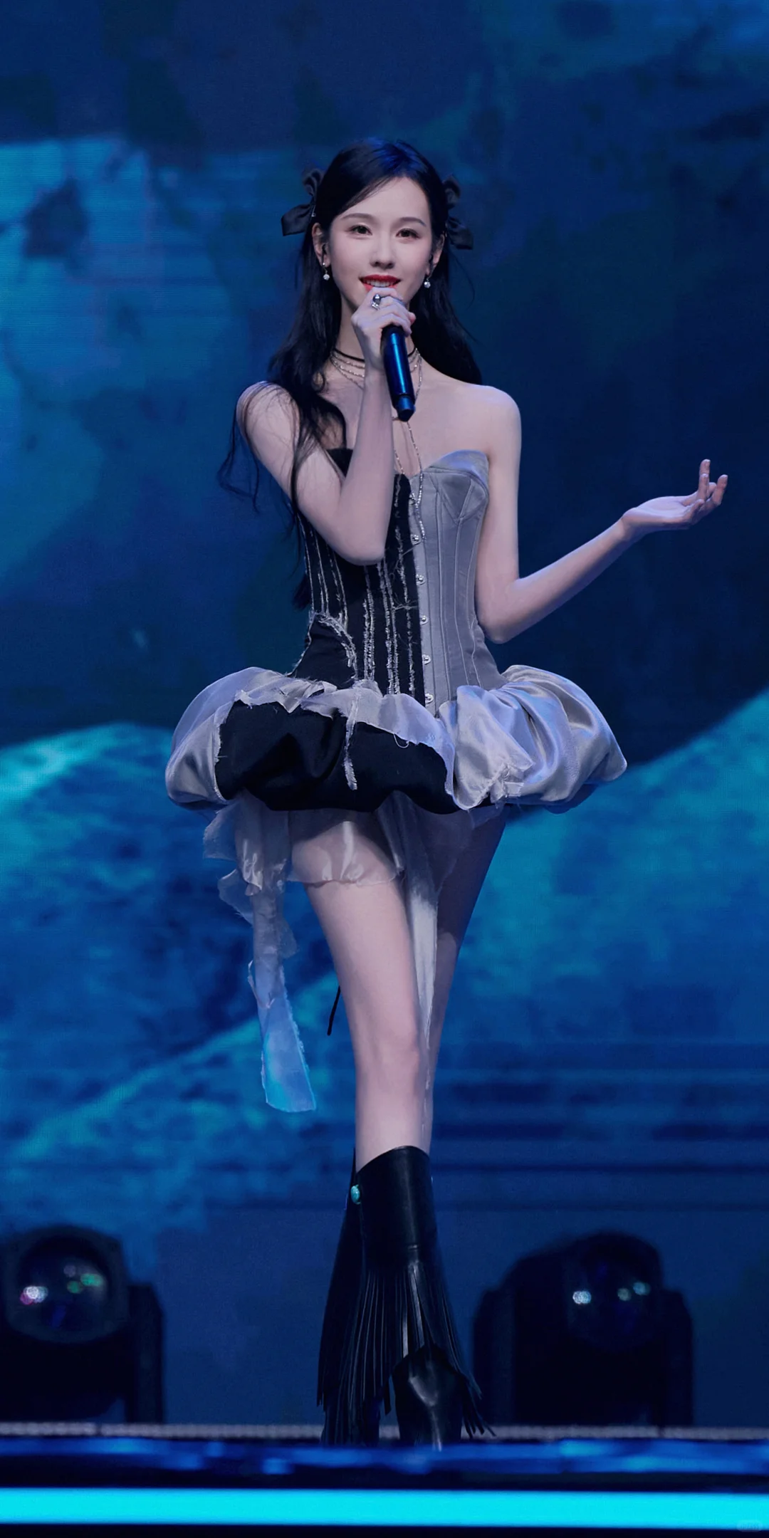 陈都灵，美嘟嘟这身材真纤细