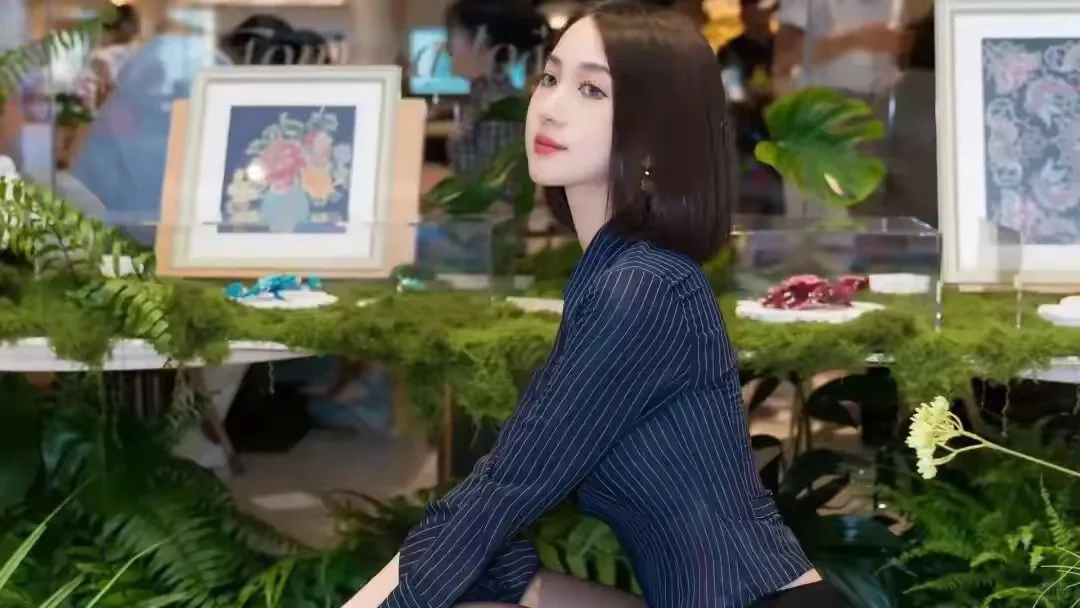 街角偶遇时尚Icon：黑丝袜长腿小姐姐成焦点，