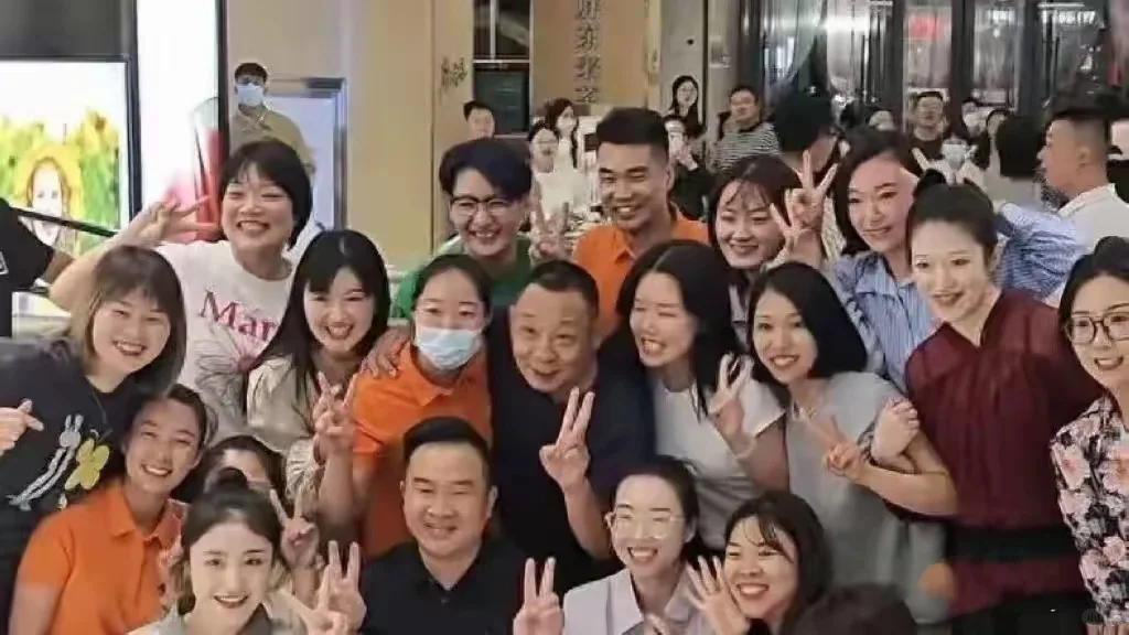 于东来合照事件升级！被女员工亲脸照曝光，评