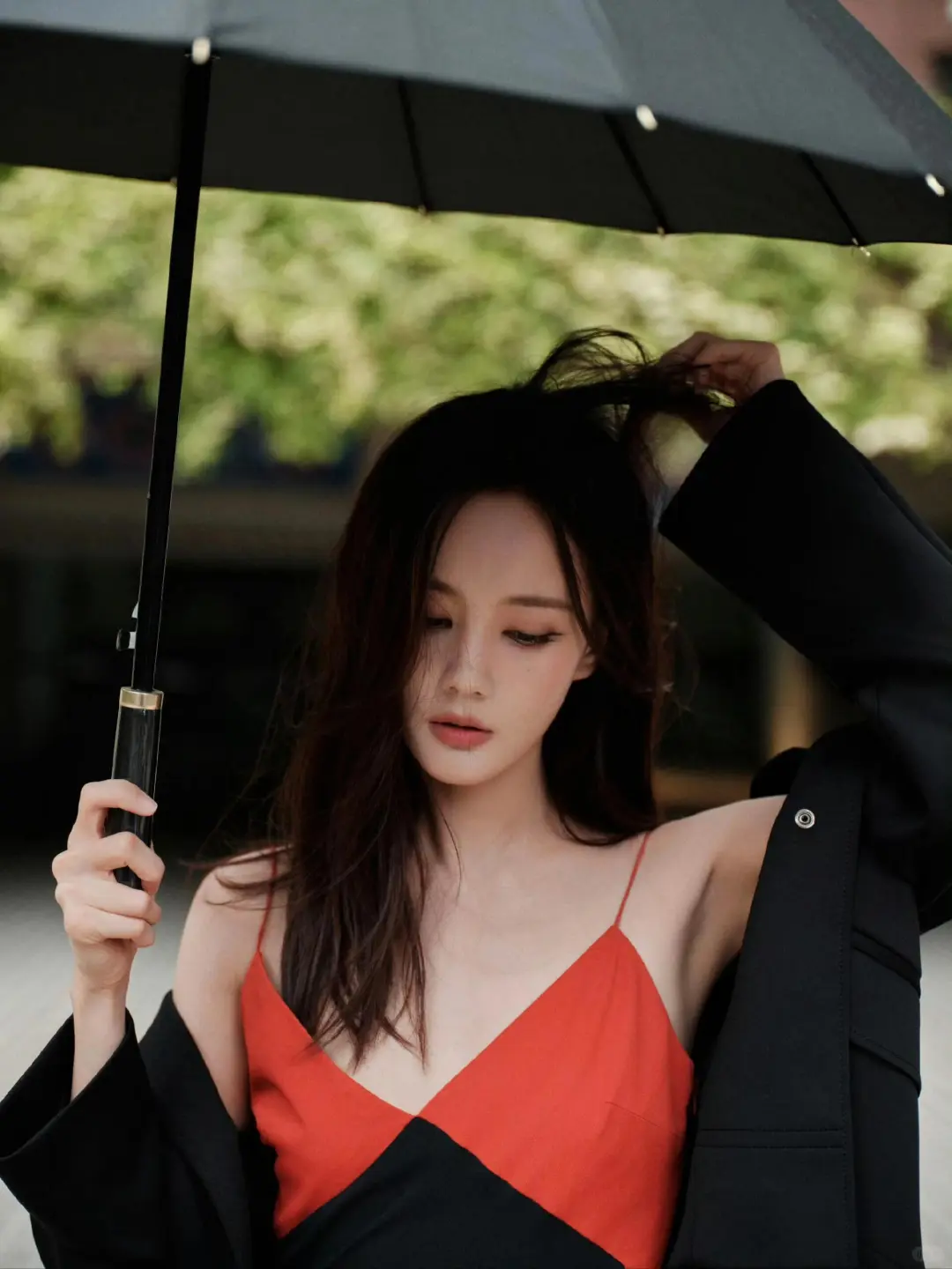李一桐西装穿搭魅惑感十足，性感不失妩媚