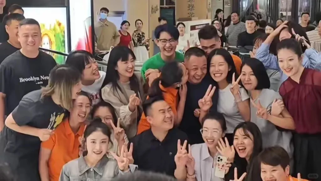 于东来合照事件升级！被女员工亲脸照曝光，评