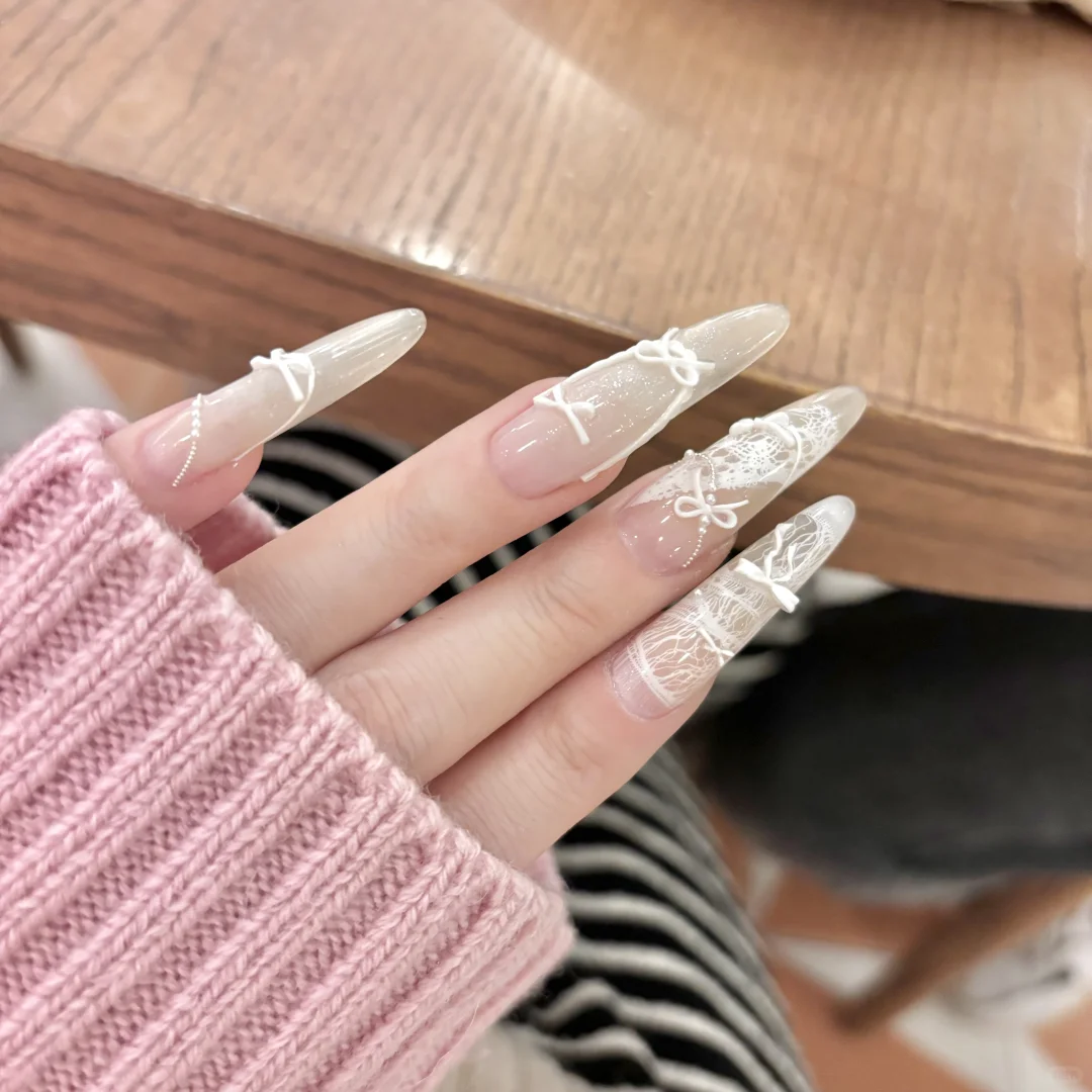 纯纯的蕾丝蝴蝶结美甲～