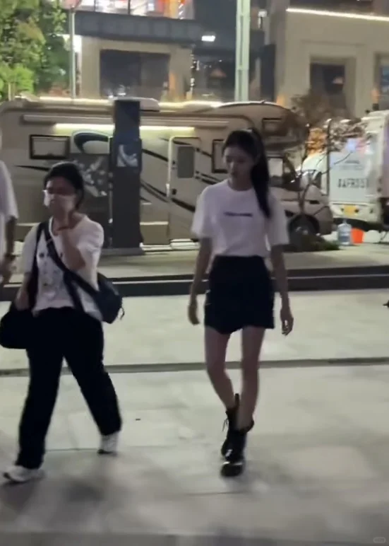 直观形象地展现此女的神比例