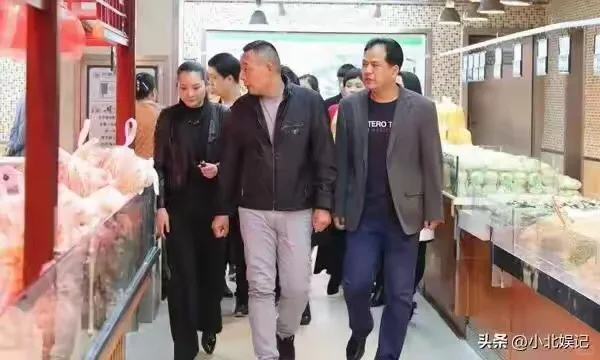 于东来合照事件升级！被女员工亲脸照曝光，评