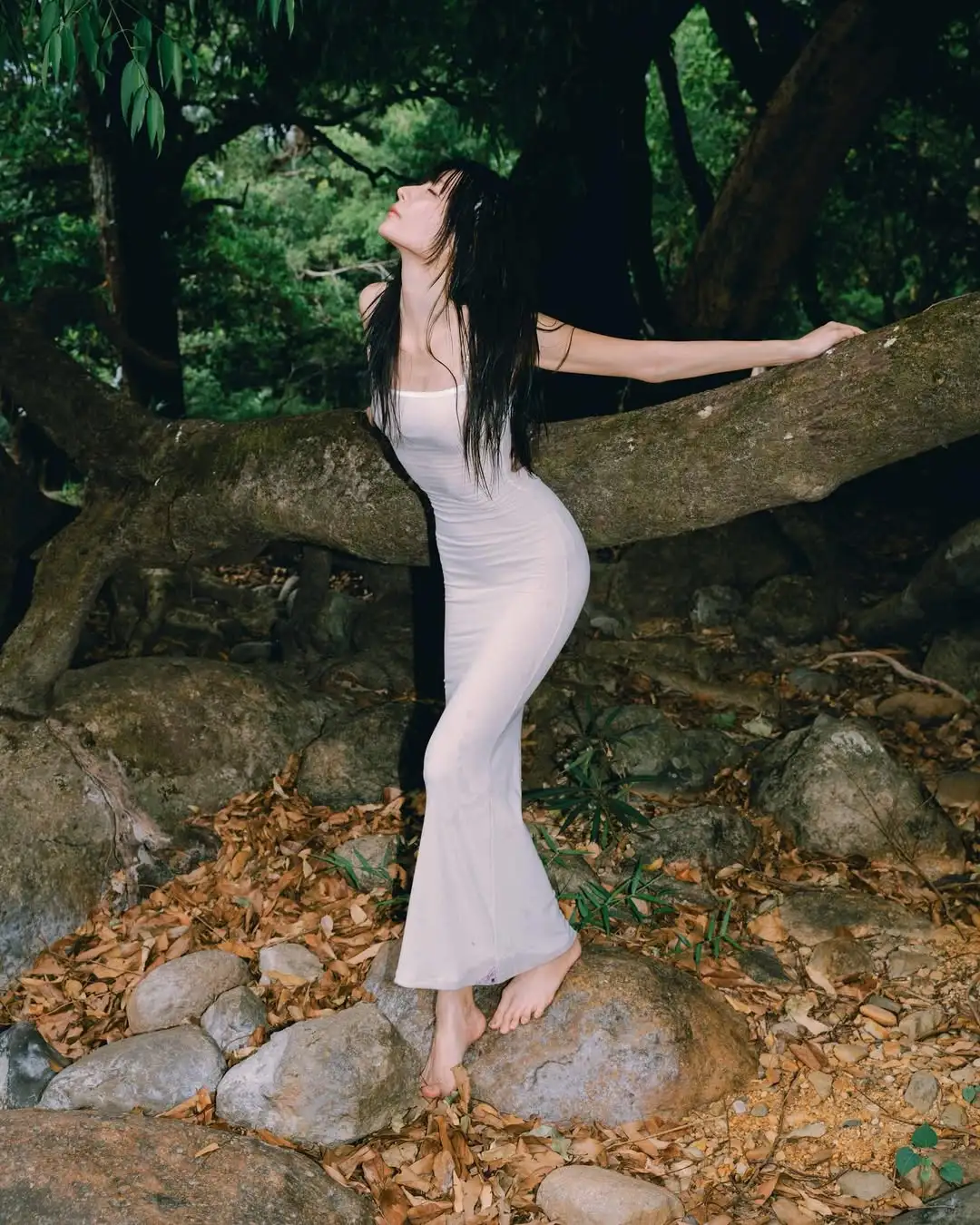 山林间被光眷顾的女孩