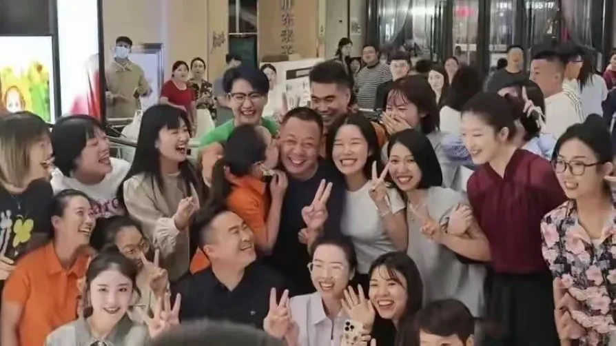 于东来合照事件升级！被女员工亲脸照曝光，评