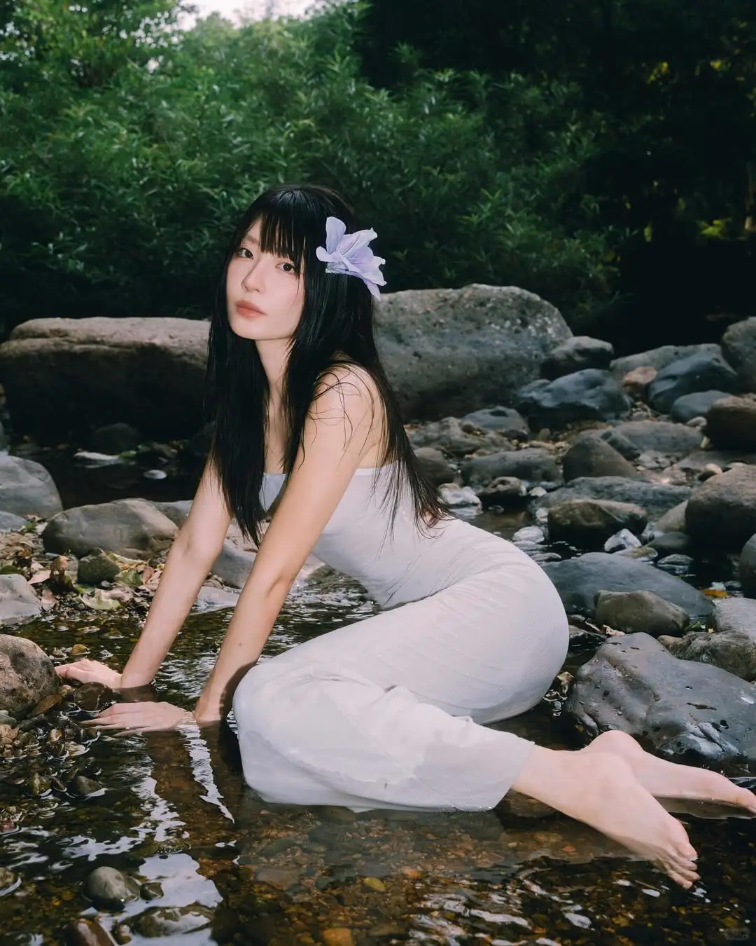 山林间被光眷顾的女孩