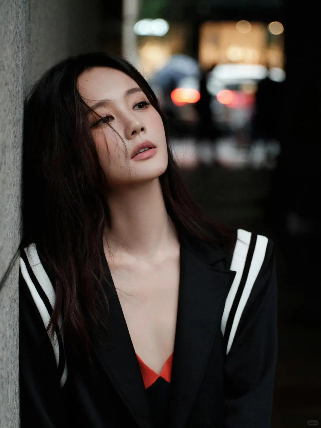 李一桐西装穿搭魅惑感十足，性感不失妩媚