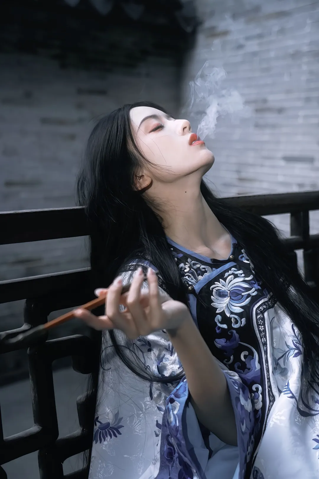 景德镇还是太权威了，又酷又飒的清汉女写真