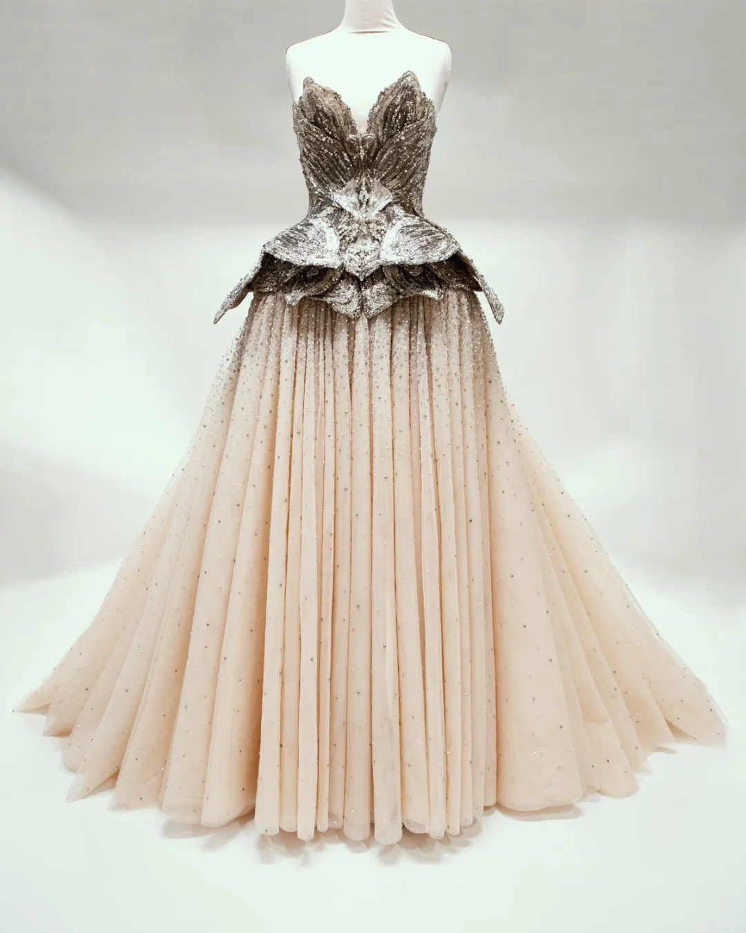 礼服的内置打底胸衣结构alexdermcqueen