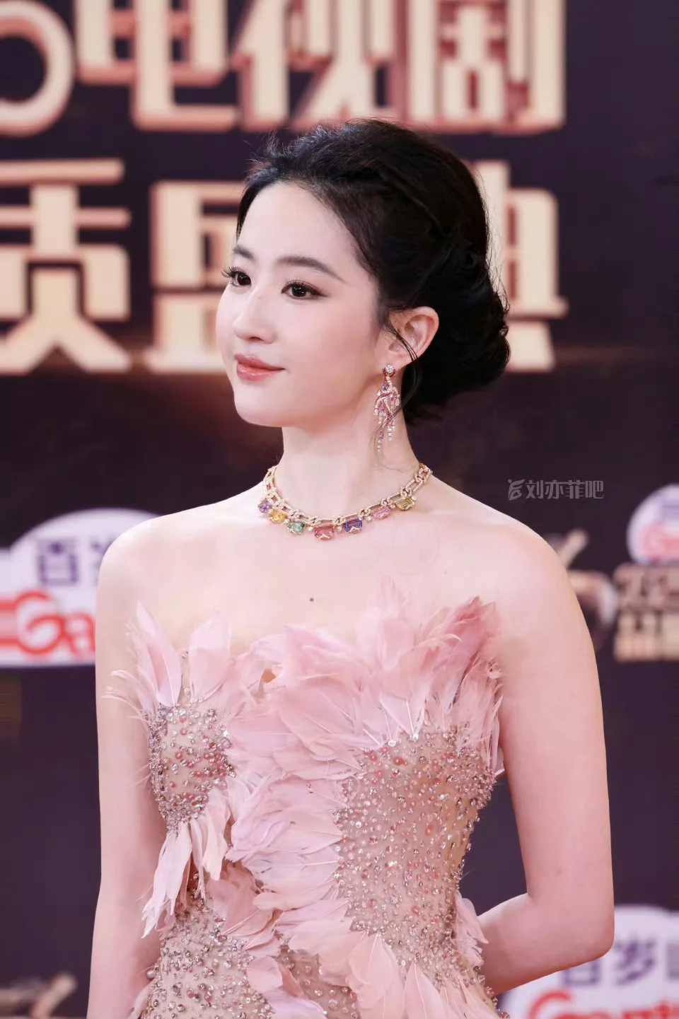 这次是女鹅级别