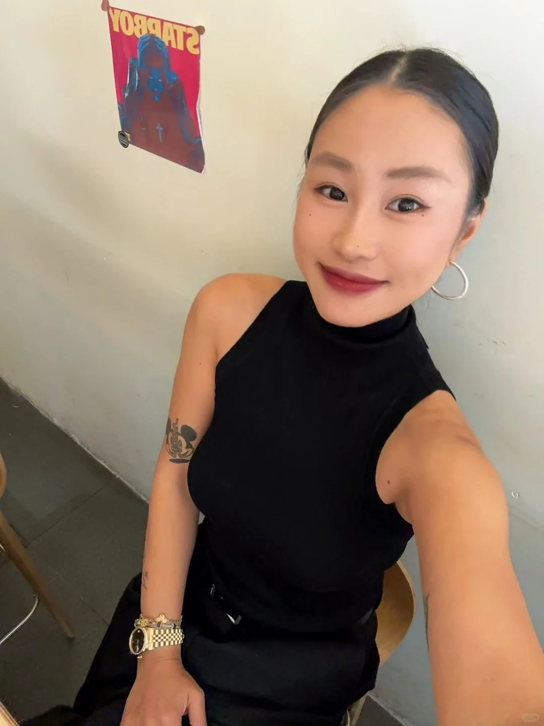 上海街边喝咖啡的女人🖤
