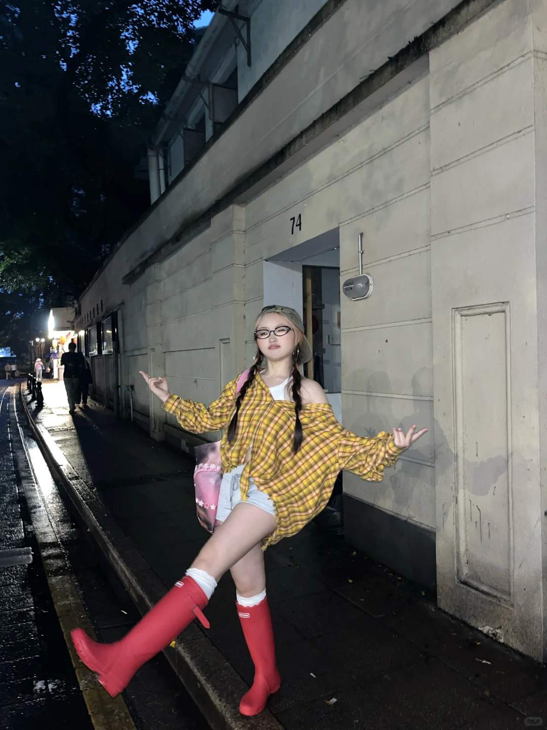 下雨天被彩色系撞色穿搭治愈了