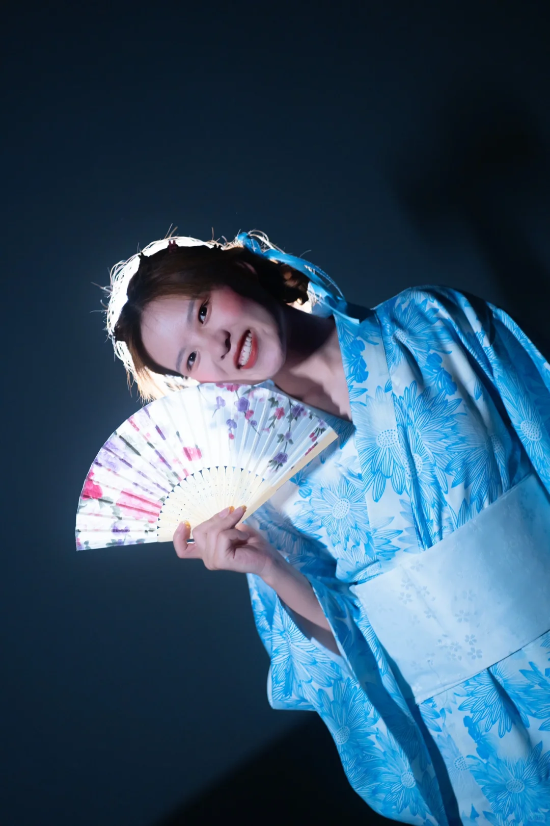 暖系和冷系的神明少女 你选哪一个？