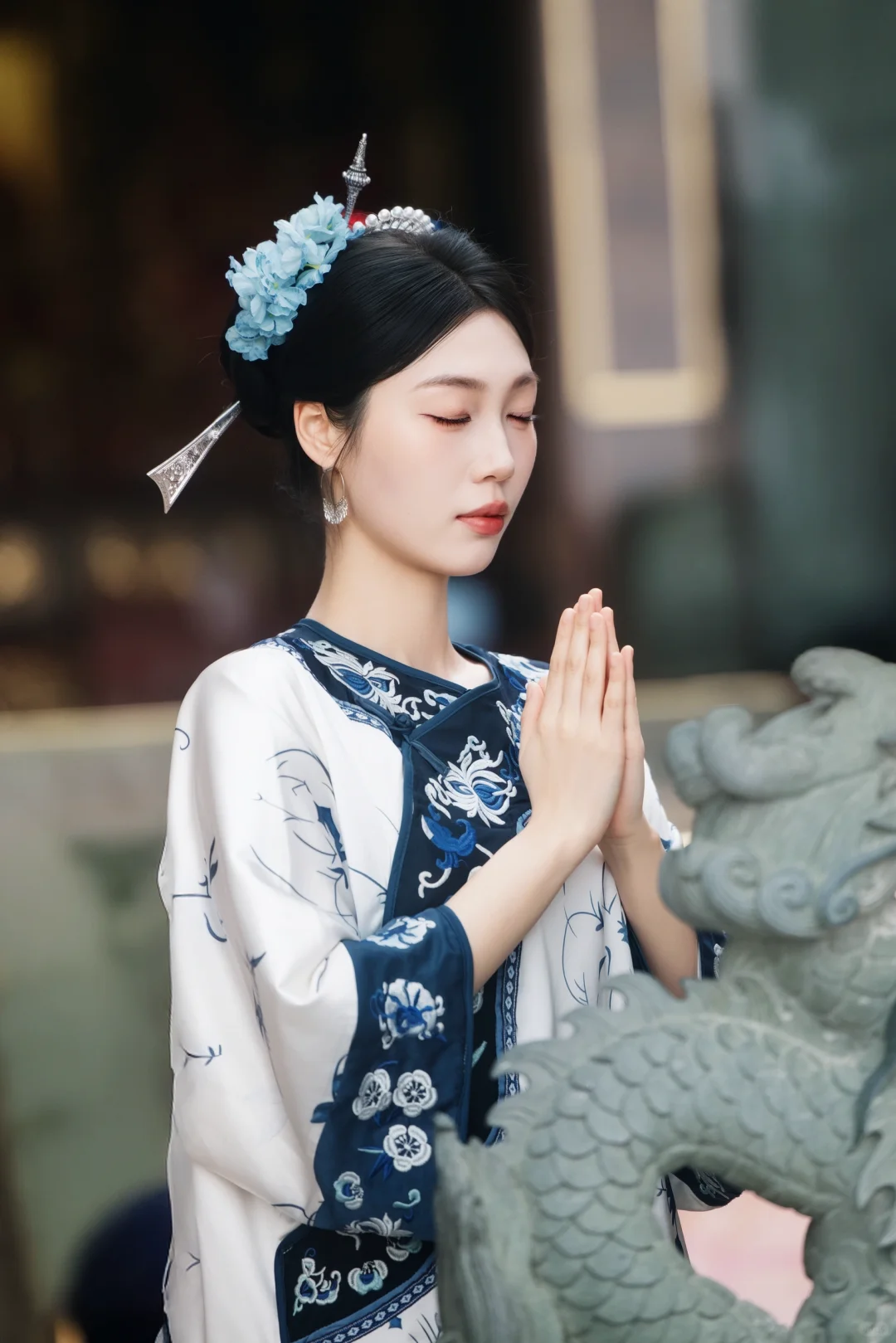 ‘她可以是娇艳的花，也可以是锐利的刀’