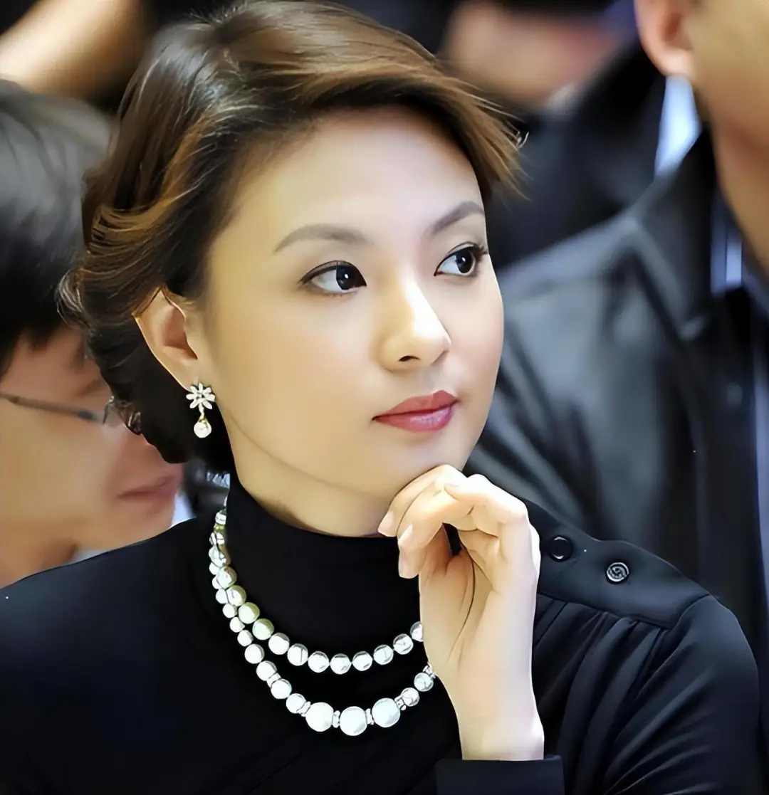央视主持人刘芳菲，中国名女人妆容