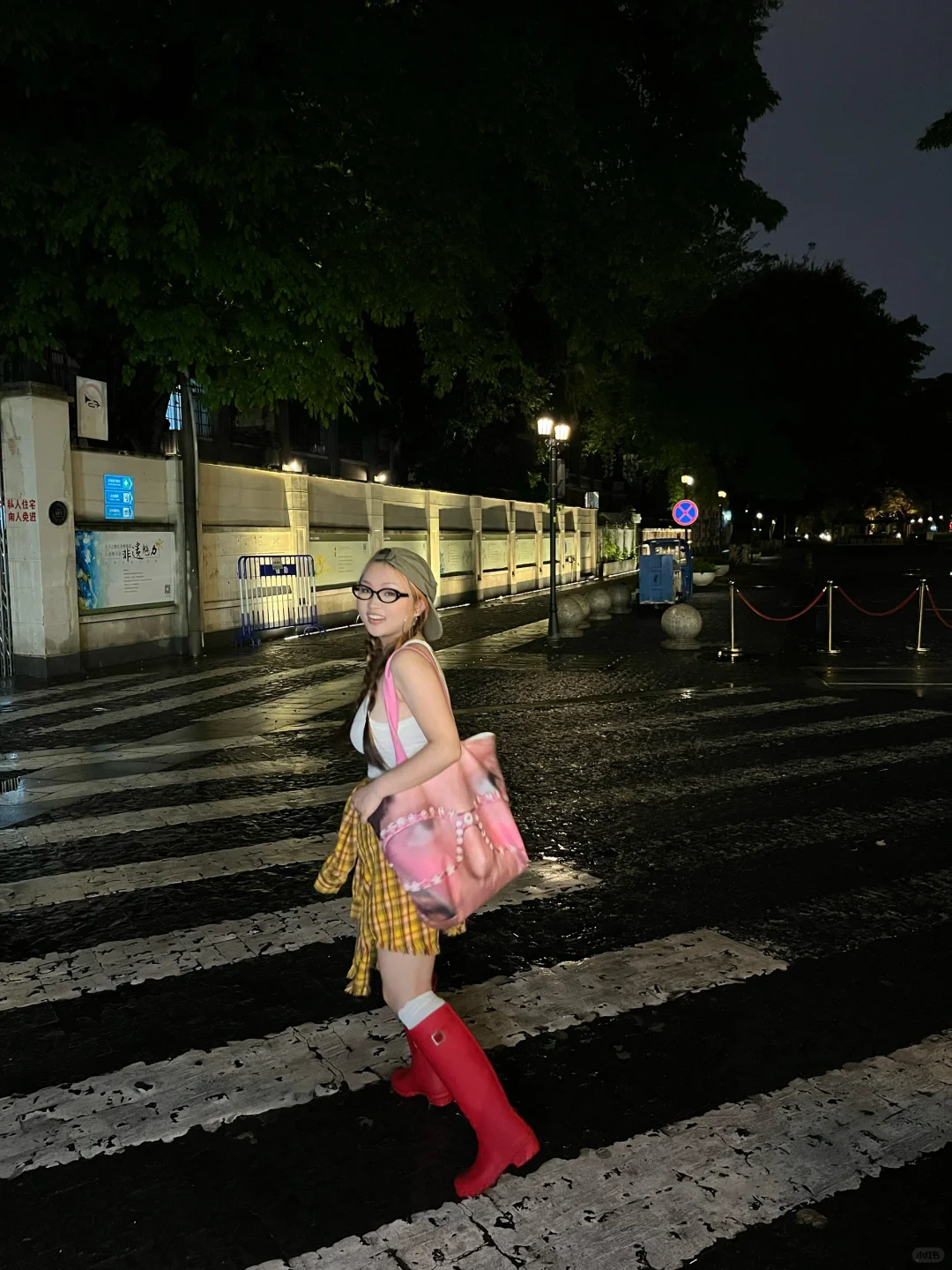 下雨天被彩色系撞色穿搭治愈了