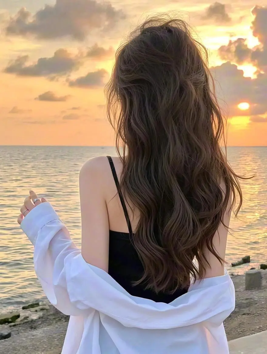 夕阳气氛背影女头