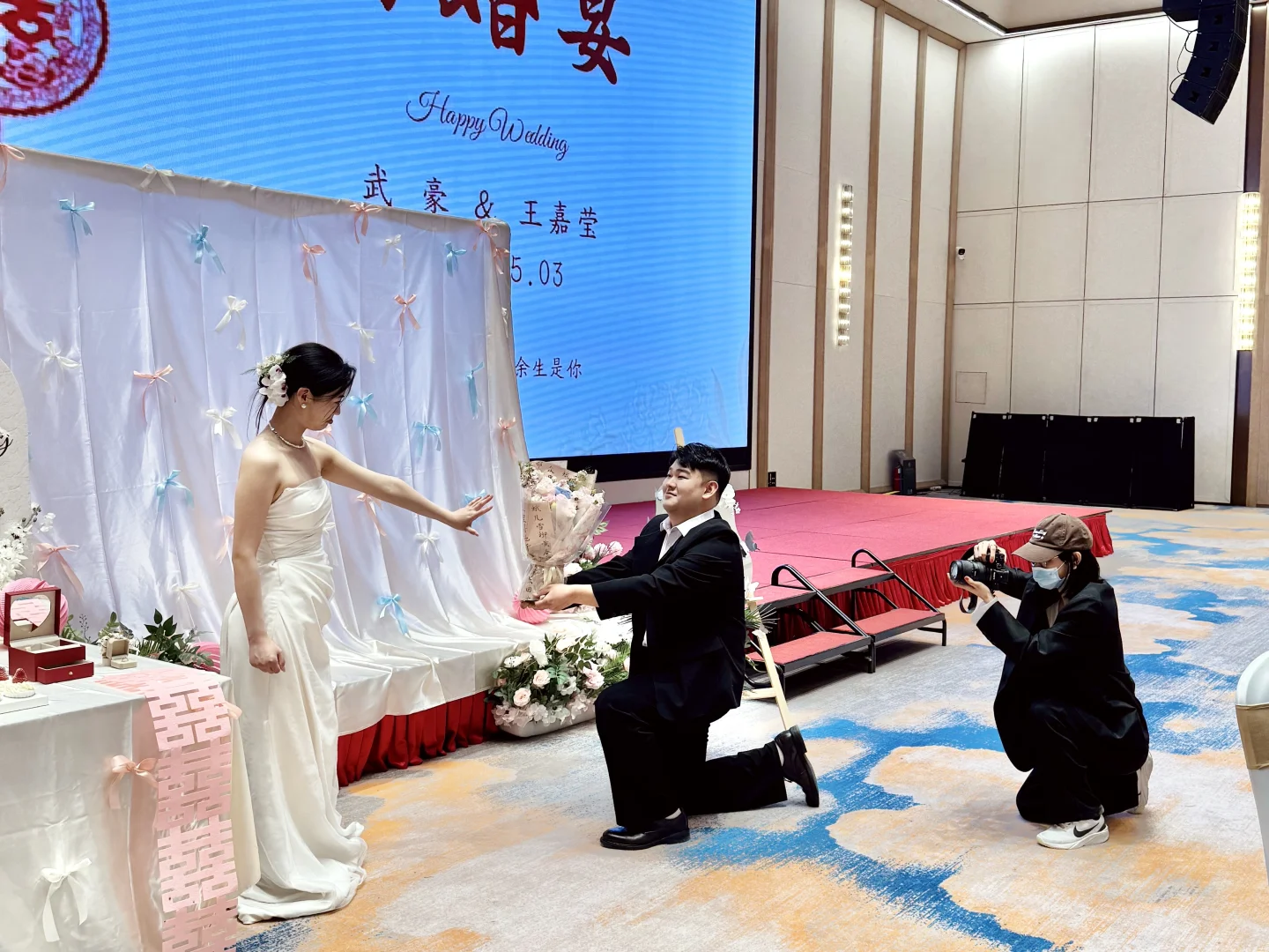 女摄沉浸式拍摄笑不活了！动作大到被围观🤪
