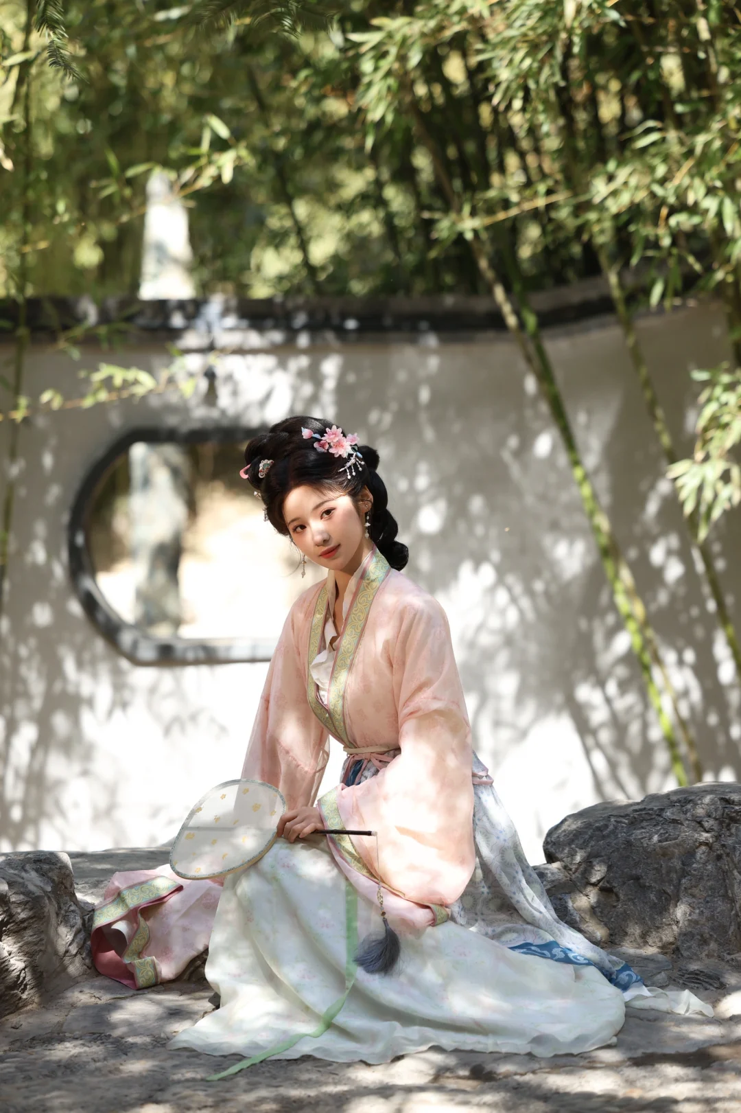 宋制仕女｜风帘拂光，竹影摇曳映残墙