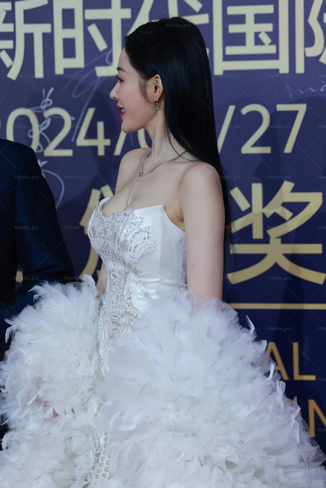 白裙张天爱