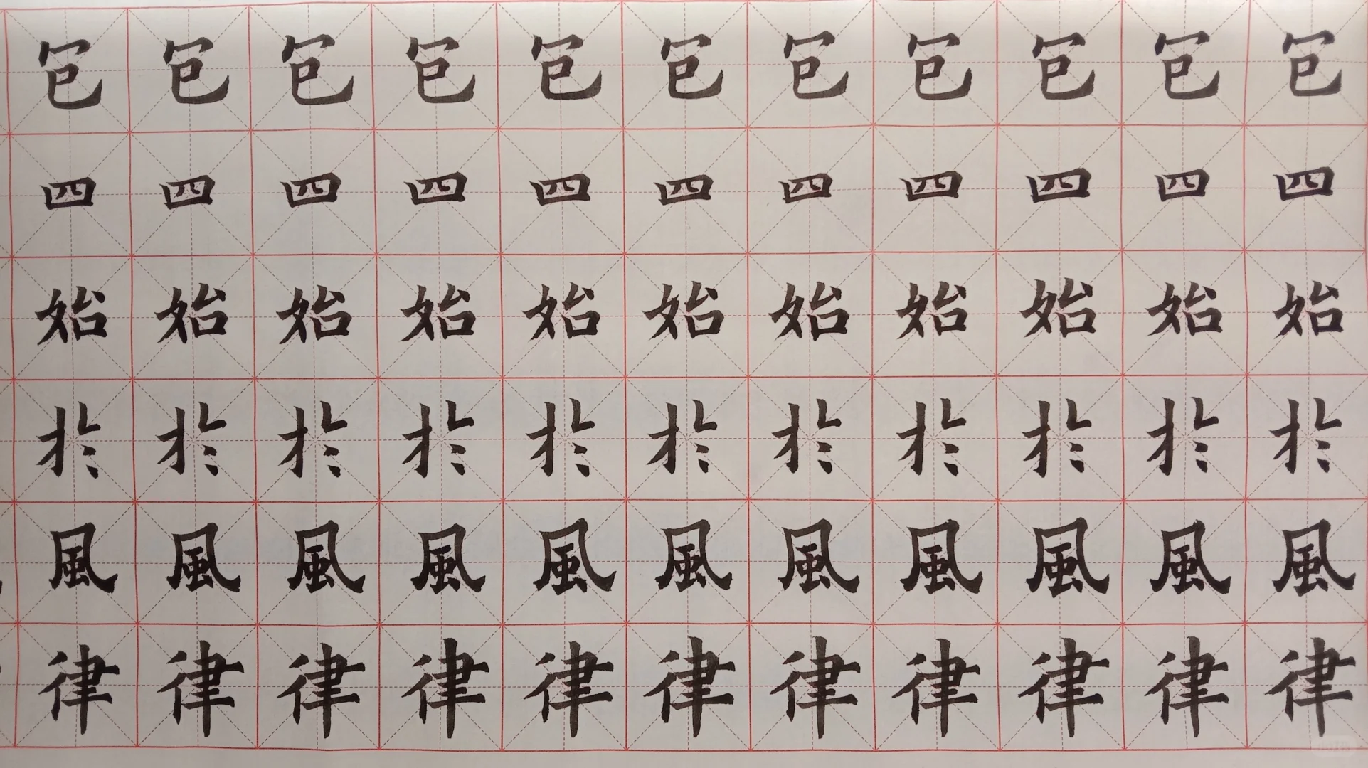 梨边风紧雪难晴，千点照溪明。