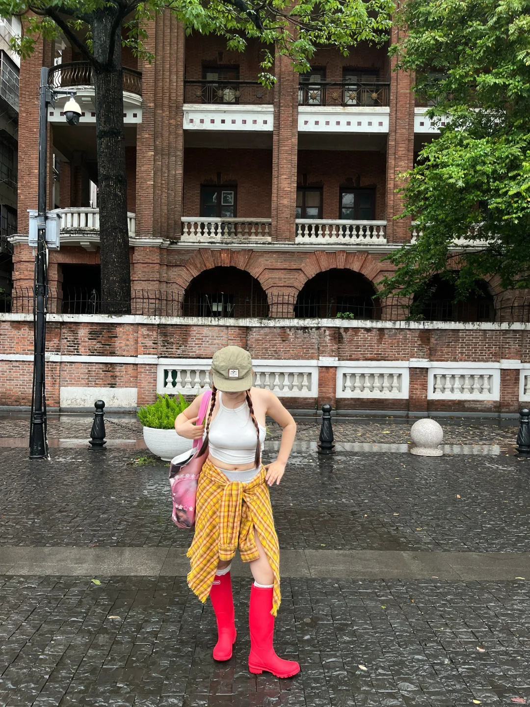 下雨天被彩色系撞色穿搭治愈了